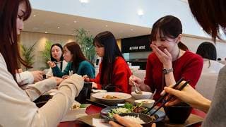 How Salary Women EAT at a Japanese Megacorp!