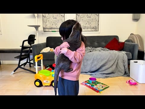 子供にぎゅーー！っと抱きつかれて喜ばれるカワウソ An otter is delighted to be hugged by a child.