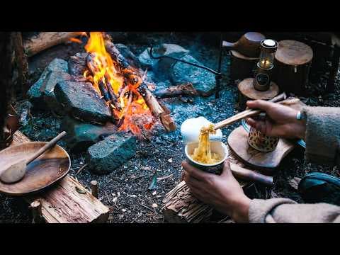 誰もいない森の奥で野生的なソロキャンプ。15時間の焚き火に癒される(タープ泊/野営)