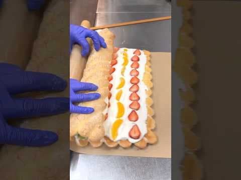 ふわ軽ビスキュイ生地×たっぷりフルーツの贅沢ロールケーキ！