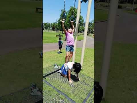 Hanging rings in cooperation with sisters　姉妹協力して吊り輪で遊ぶ