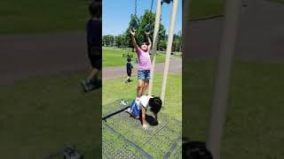 Hanging rings in cooperation with sisters　姉妹協力して吊り輪で遊ぶ