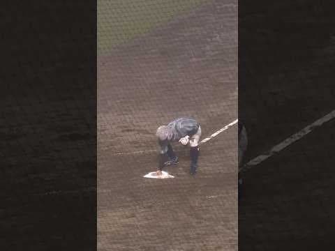 桑原が雨で泥だらけの中、気遣いの素手タッチ！