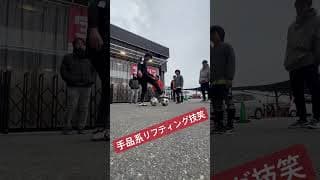 パフォーマンスの合間にお客さんとコミュニケーション！手品のようなリフティング技！