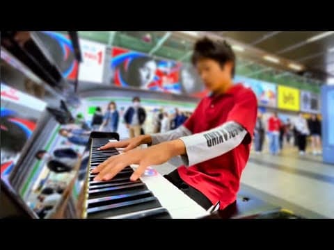 “Guren no Yumiya” (Attack on Titan) – A Fierce Piano Performance Ignites the Station
