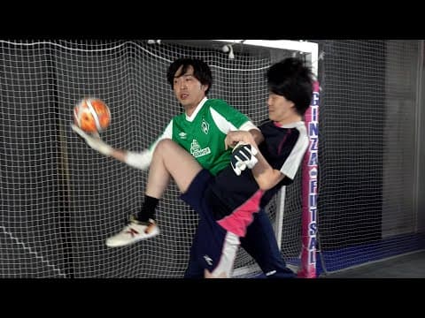 サッカーをする粗品