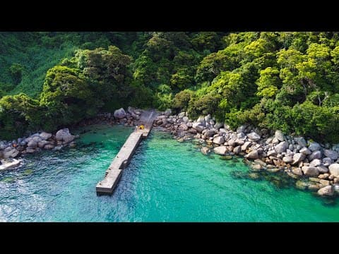 山奥の誰も来ない堤防で、テントを張って釣りをする...