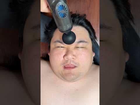 リカバリーガンでマッサージされるデブ