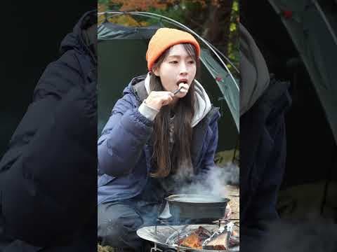 【簡単キャンプ飯】紅葉と冬キャンプ飯に熱燗🍶　ホルモンのつまみ食い😂　関連動画から本編へ📺　#キャンプ飯 #キャンプ女子 #ソロキャンプ