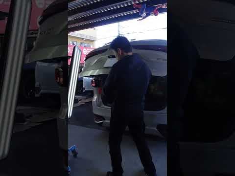 CX60リアゲートのヘコミを塗装しないデントリペアで修理