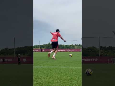 どこまで綺麗に飛ぶかロングキック対決　#ヴィッセル神戸